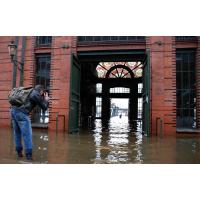 1815_5 Fotograf im Wasser vor der Fischauktionshalle. | Hochwasser in Hamburg - Sturmflut.